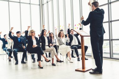 Bir grup iş adamı seminer konferansında toplanıyor. Seyirciler, çalışanların eğitim seanslarındaki eğitmenleri dinliyor. Uzman konuşmacı ile ofis çalışanları toplantısı .