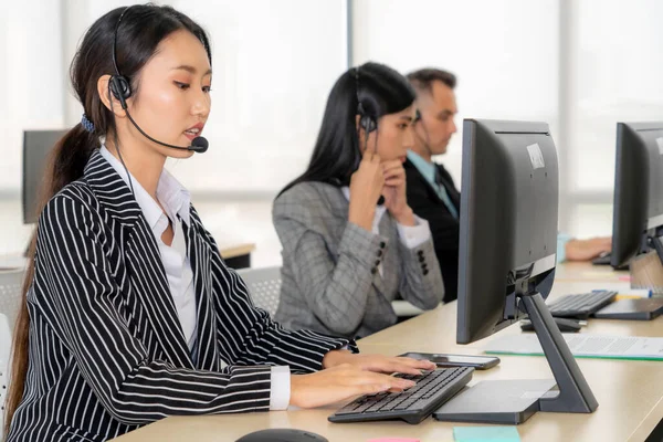 Geschäftsleute Mit Headset Arbeiten Büro Entfernte Kunden Oder Kollegen Unterstützen — Stockfoto