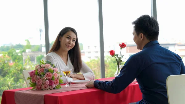 Romantic Couple Giving Gift Lover Restaurant Happy Couple Lifestyle — Stock Photo, Image