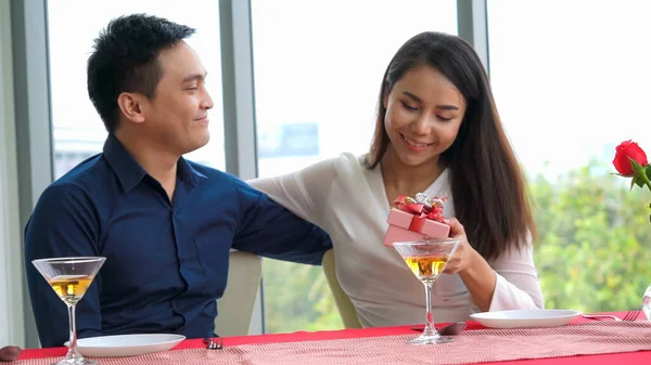 Casal Romântico Dando Presente Amante Restaurante Estilo Vida Feliz Casal — Fotografia de Stock