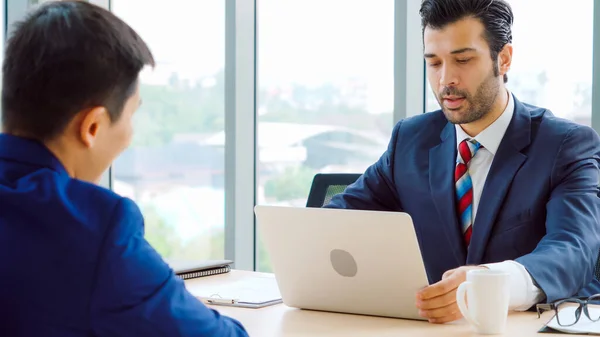 Werkzoekende Sollicitatiegesprek Met Manager Interviewer Kantoor Jonge Geïnterviewde Zoek Naar — Stockfoto