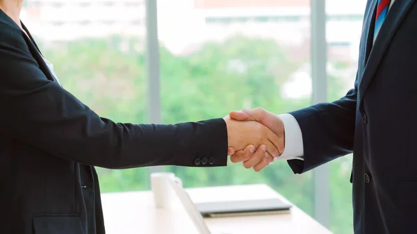 Business People Handshake Ufficio Aziendale Mostrando Accordo Professionale Contratto Affare — Foto Stock