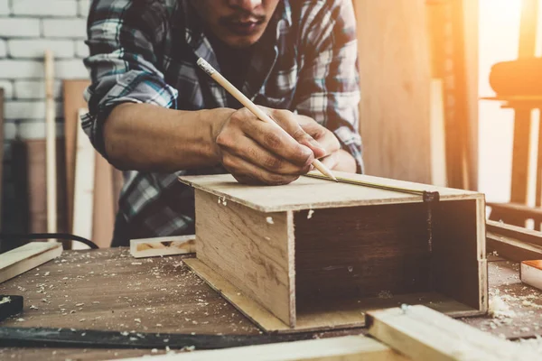 Asztalos Dolgozik Kézműves Műhelyben Hogy Készítsen Építőanyagot Vagy Fabútorokat Fiatal — Stock Fotó