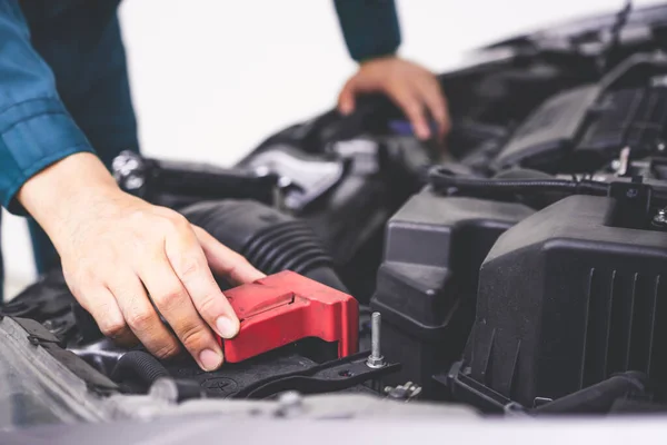 Mão Mecânica Profissional Fornecendo Serviço Reparação Manutenção Automóveis Garagem Automóvel — Fotografia de Stock