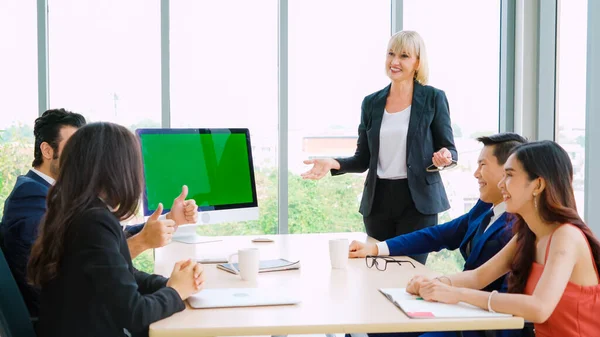 Gente Negocios Sala Conferencias Con Pantalla Verde Croma Key Computadora — Foto de Stock