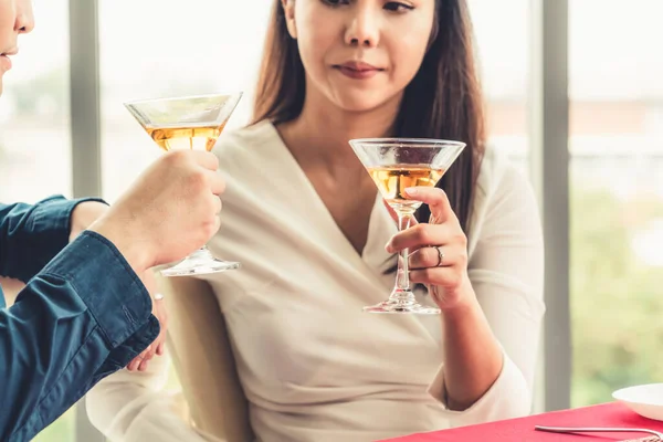 Glückliches Romantisches Paar Beim Mittagessen Restaurant Ehejubiläum Und Lebensstil — Stockfoto