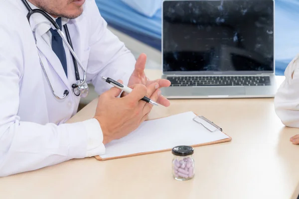 Médico Uniforme Profesional Examinando Paciente Hospital Clínica Médica Concepto Servicio — Foto de Stock