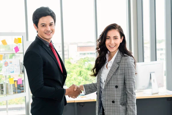 Business People Handshake Ufficio Aziendale Mostrando Accordo Professionale Contratto Affare — Foto Stock