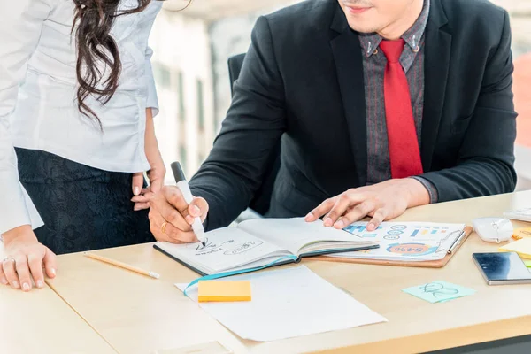 Dos Empresarios Hablan Estrategia Del Proyecto Sala Reuniones Oficina Empresario — Foto de Stock