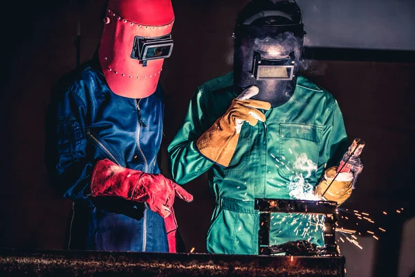 Metal Kaynak Çeliği Fabrikada Çelik Kaynaklamak Için Elektrikli Yay Kaynak — Stok fotoğraf