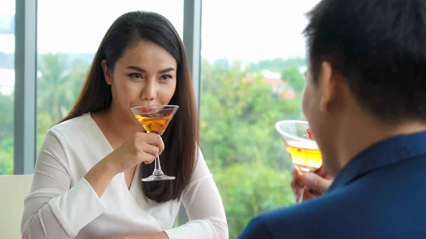 Glückliches Romantisches Paar Beim Mittagessen Restaurant Ehejubiläum Und Lebensstil — Stockfoto