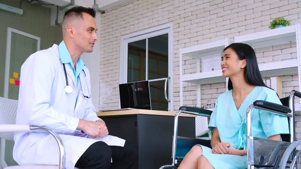 Doctor Professionele Uniform Onderzoeken Patiënt Het Ziekenhuis Medische Kliniek Concept — Stockfoto