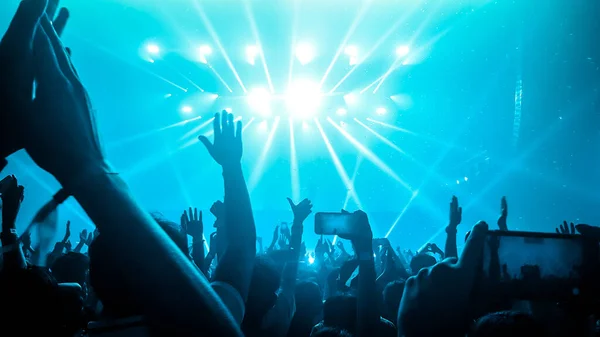 快乐的人们在夜总会Dj派对音乐会上跳舞 在舞台上听Dj的电子舞曲 轮廓欢快的人群庆祝2020年新年派对 Dj夜生活 — 图库照片