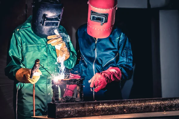 Metal Kaynak Çeliği Fabrikada Çelik Kaynaklamak Için Elektrikli Yay Kaynak — Stok fotoğraf
