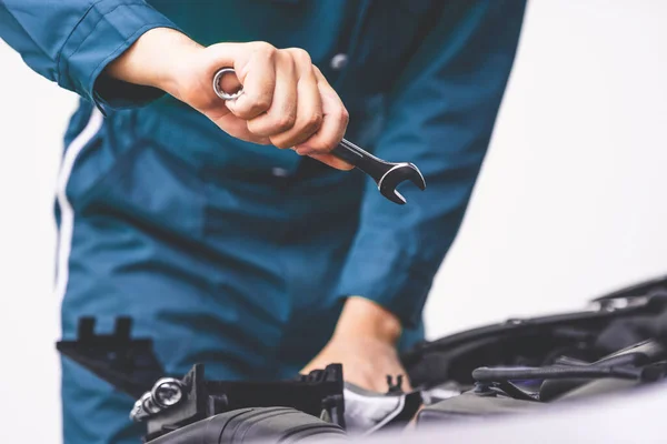 Professionele Monteur Hand Het Verstrekken Van Auto Reparatie Onderhoud Auto — Stockfoto