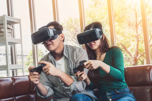 Jong Gelukkig Aziatisch Paar Spelen Videospelletjes Woonkamer Vrolijke Mensen Hebben — Stockfoto