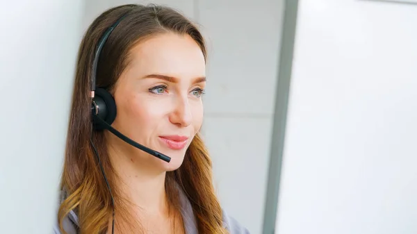 Geschäftsleute Mit Headset Arbeiten Büro Entfernte Kunden Oder Kollegen Unterstützen — Stockfoto