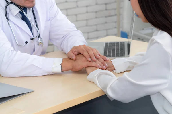 Médico Uniforme Profesional Examinando Paciente Hospital Clínica Médica Concepto Servicio — Foto de Stock