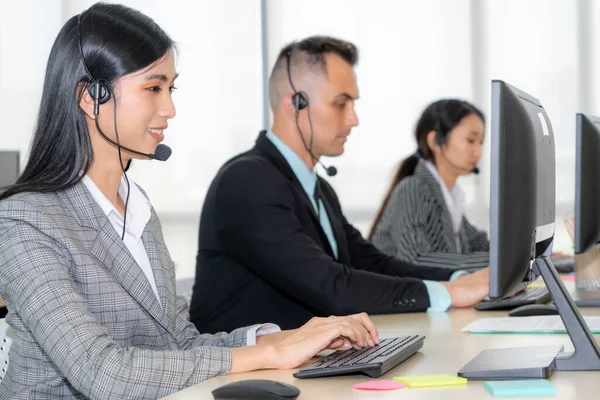 Geschäftsleute Mit Headset Arbeiten Büro Entfernte Kunden Oder Kollegen Unterstützen — Stockfoto