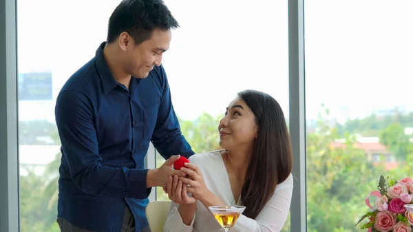 Romantisches Paar Beschenkt Liebhaber Restaurant Lebensstil Glücklicher Paare — Stockfoto