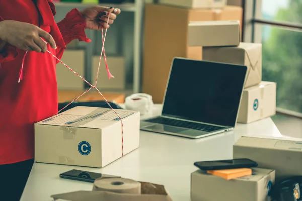 Onlinesäljare Arbetar Hemmakontoret Och Packar Leveransboxen Till Kunden Småföretagare Eller — Stockfoto