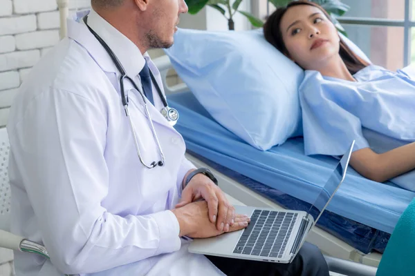 Médico Uniforme Profesional Examinando Paciente Hospital Clínica Médica Concepto Servicio — Foto de Stock