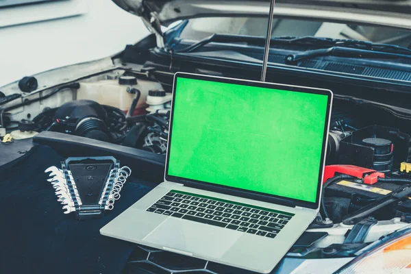 Computer Portatile Sul Cofano Dell Automobile Diagnostica Del Motore Auto — Foto Stock