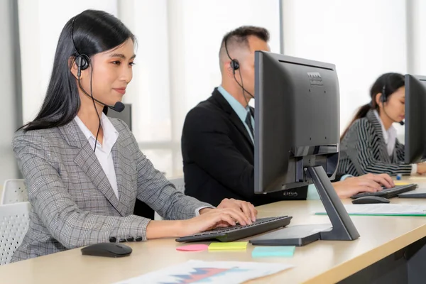 Geschäftsleute Mit Headset Arbeiten Büro Entfernte Kunden Oder Kollegen Unterstützen — Stockfoto