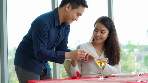 Pareja Romántica Dando Regalo Amante Restaurante Estilo Vida Feliz Pareja —  Fotos de Stock