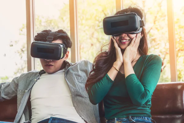 Joyeux Couple Regardant Vidéo Réalité Virtuelle Casque Dans Salon Maison — Photo