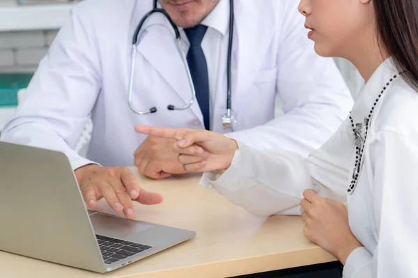 Medico Uniforme Professionale Che Esamina Paziente Ospedale Clinica Medica Concetto — Foto Stock