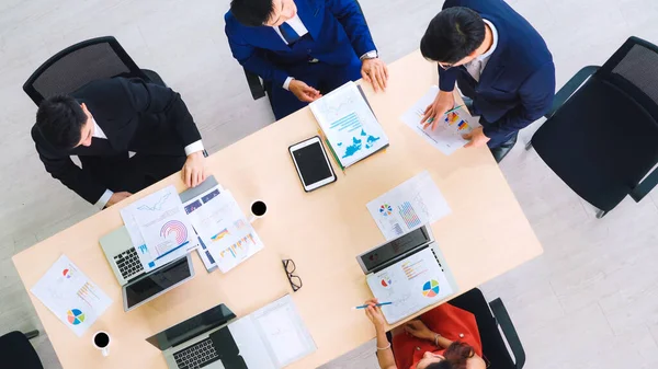 Riunione Gruppo Uomini Affari Sparato Dalla Vista Dall Alto Ufficio — Foto Stock