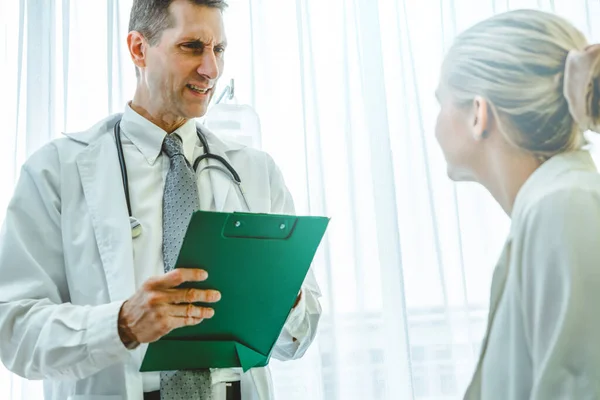 Médico Uniforme Profesional Examinando Paciente Hospital Clínica Médica Concepto Servicio — Foto de Stock