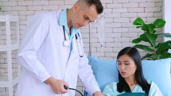 Medico Uniforme Professionale Che Esamina Paziente Ospedale Clinica Medica Concetto — Foto Stock