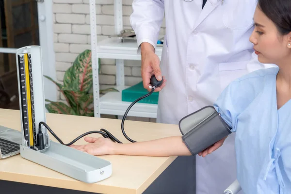 Doctor Professionele Uniform Onderzoeken Patiënt Het Ziekenhuis Medische Kliniek Concept — Stockfoto