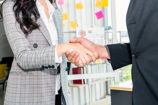 Business People Handshake Ufficio Aziendale Mostrando Accordo Professionale Contratto Affare — Foto Stock