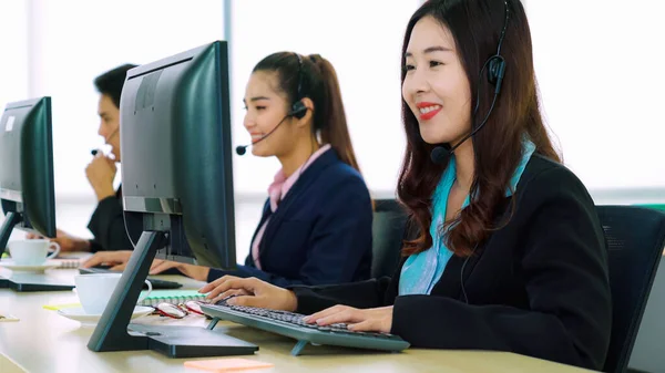 Geschäftsleute Mit Headset Arbeiten Büro Entfernte Kunden Oder Kollegen Unterstützen — Stockfoto