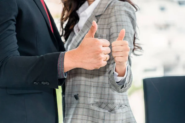 Dwóch Zadowolonych Biznesmenów Trzymających Kciuki Nowoczesnym Biurze — Zdjęcie stockowe