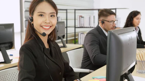 Geschäftsleute Mit Headset Arbeiten Büro Entfernte Kunden Oder Kollegen Unterstützen — Stockfoto