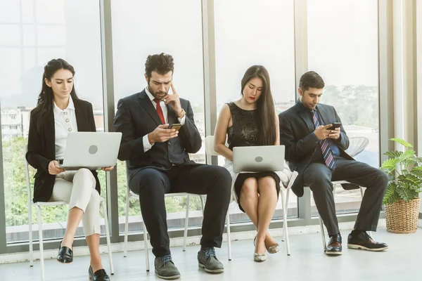 Ricercatori Lavoro Candidati Attesa Colloquio Sulle Sedie Carica Domanda Lavoro — Foto Stock