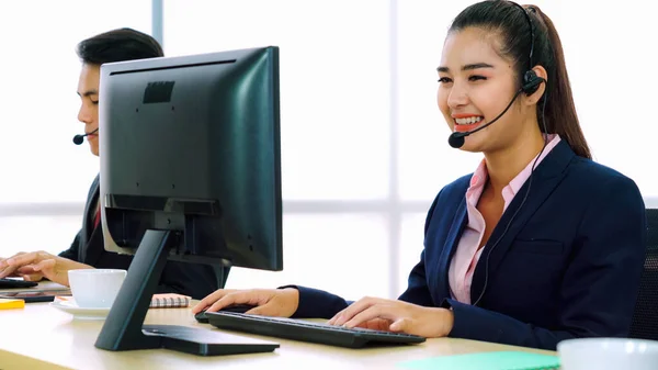 戴着耳机在办公室工作以支持远程客户或同事的商务人士 呼叫中心 电话营销 客户支持代理提供电话视讯电话会议服务 — 图库照片