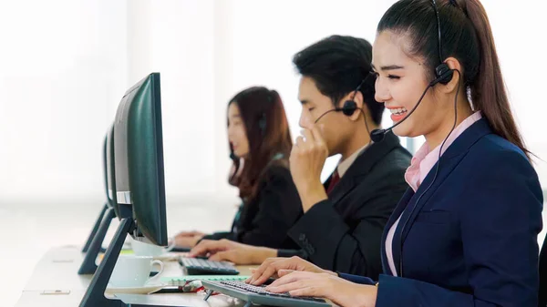 Geschäftsleute Mit Headset Arbeiten Büro Entfernte Kunden Oder Kollegen Unterstützen — Stockfoto