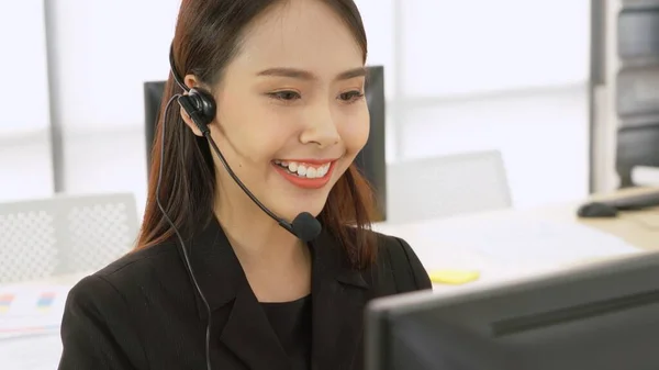 Gente Negocios Que Usa Auriculares Trabajando Oficina Para Apoyar Clientes —  Fotos de Stock