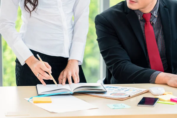 Due Uomini Affari Parlano Strategia Progettuale Nella Sala Riunioni Dell — Foto Stock