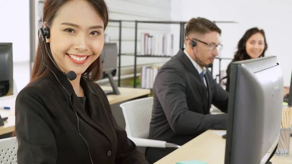 離れた顧客か同僚をサポートするためにオフィスで働くヘッドセットを身に着けているビジネス人々 コールセンター テレマーケティング カスタマーサポートエージェントは 電話ビデオ会議コールでサービスを提供します — ストック写真