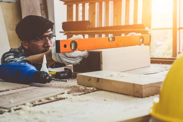 Tischler Der Einer Werkstatt Mit Holzhandwerk Beschäftigt Ist Baumaterial Oder — Stockfoto
