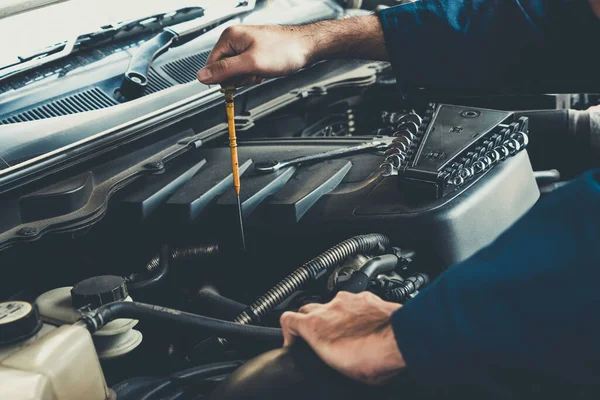 Mecânico Profissional Fornecendo Serviço Reparação Manutenção Automóveis Garagem Automóvel Conceito — Fotografia de Stock