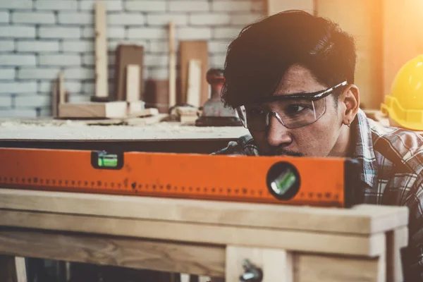 Menuisier Travaillant Sur Artisanat Bois Atelier Pour Produire Des Matériaux — Photo