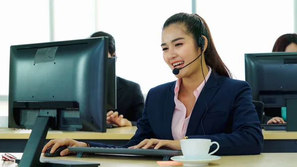 Geschäftsleute Mit Headset Arbeiten Büro Entfernte Kunden Oder Kollegen Unterstützen — Stockfoto