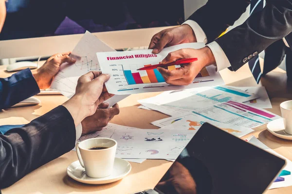 Inteligente Hombre Negocios Mujer Negocios Hablando Discusión Reunión Grupo Mesa — Foto de Stock